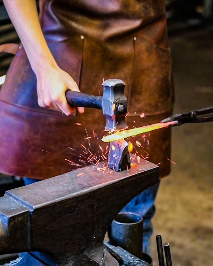 آهنگری با پرس: تکنیکی دقیق برای تولید قطعات فلزی